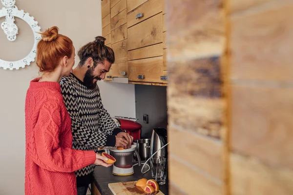 Casal se divertindo na cozinha — Fotografia de Stock