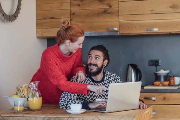 Casal desfrutando de férias de inverno no Chalet — Fotografia de Stock