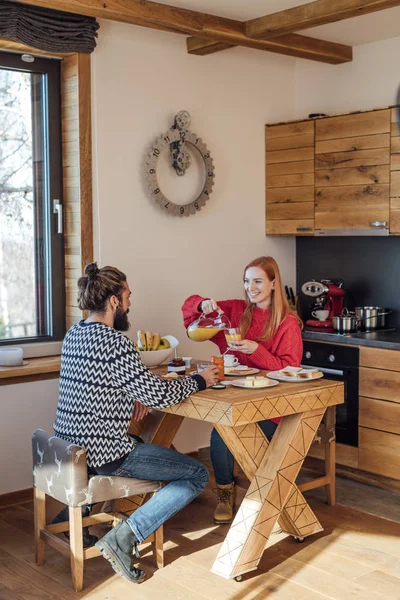 Paar frühstückt — Stockfoto