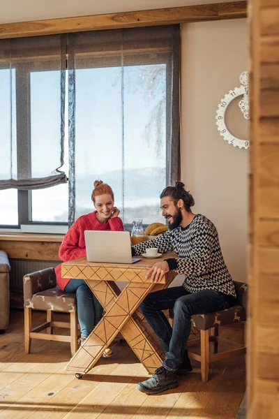 Couple profitant de vacances d'hiver au Chalet Photo De Stock