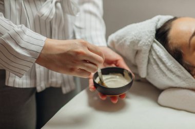 Bir yüz maskesi Prepairing Cosmeotologist