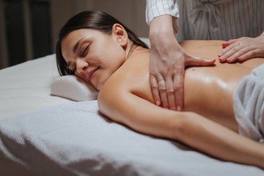 Sırt masajından hoşlanan kadın