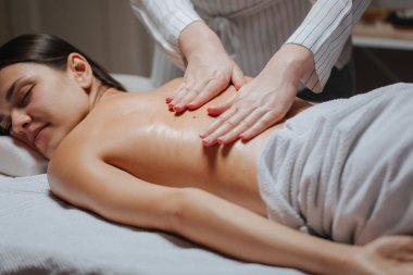 Sırt masajından hoşlanan kadın