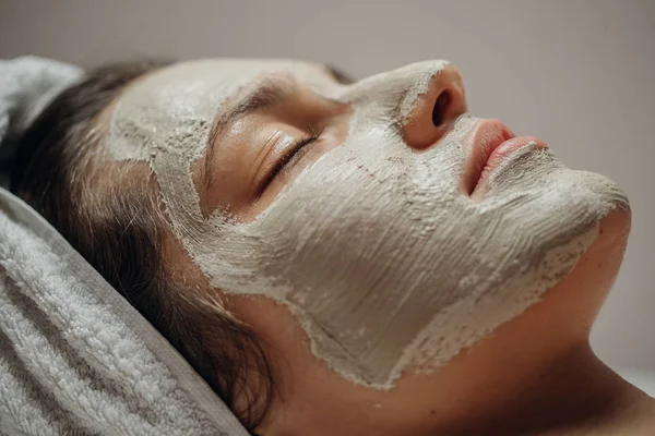 Bella donna con una maschera facciale — Foto Stock