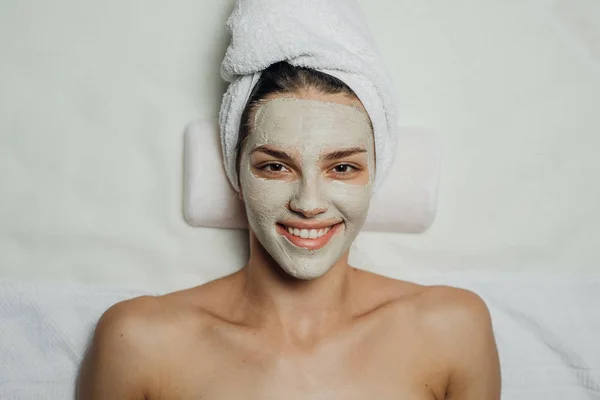 Vacker kvinna med en ansiktsmask — Stockfoto