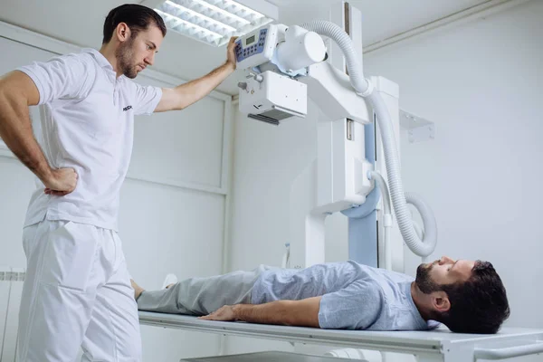 Технік працює рентгенівською машиною — стокове фото
