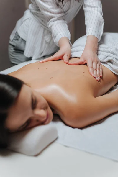 Kvinna njuter av en ryggmassage — Stockfoto