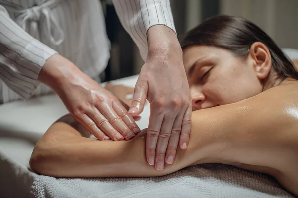 Žena se těší paže a ramena Massag — Stock fotografie
