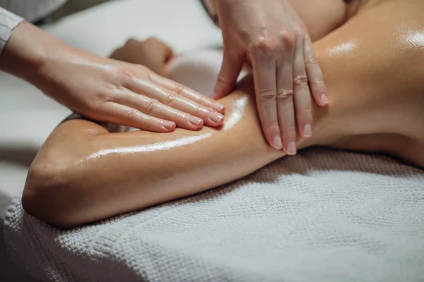 Γυναίκα απολαμβάνοντας χέρια και τους ώμους Massag — Φωτογραφία Αρχείου