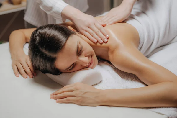 Mujer disfrutando de un masaje de espalda — Foto de Stock