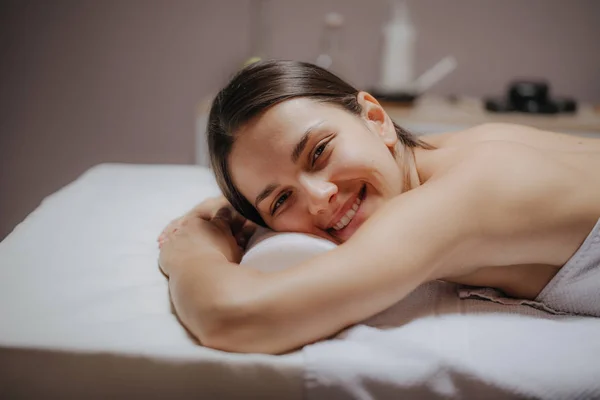 美容治療の新展開を楽しむ女性 — ストック写真