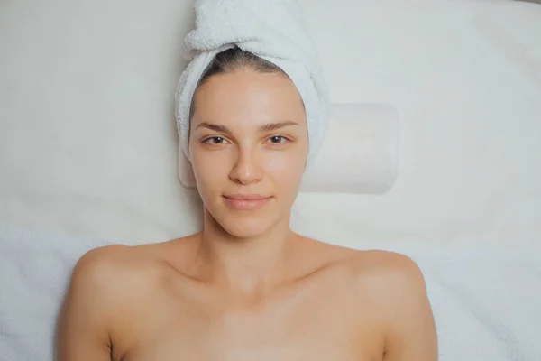 Mujer disfrutando de un tratamiento de belleza — Foto de Stock