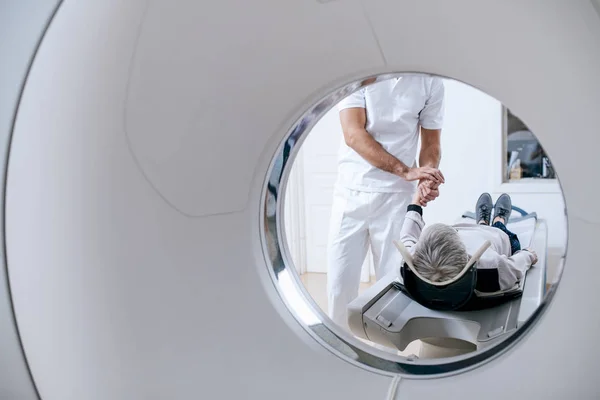 Paziente sdraiato sul letto CT Scanner — Foto Stock