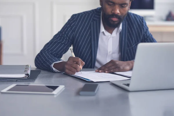 Uomo d'affari che prende appunti — Foto Stock