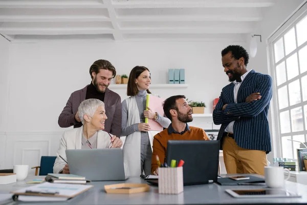 Gente de negocios trabajando juntos — Foto de Stock