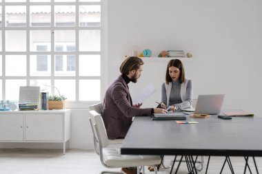 İş adamları birlikte çalışıyor.