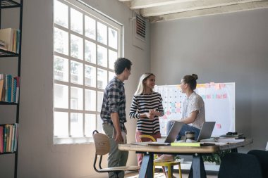 Kütüphanesi'nde konuşan üniversite öğrencileri