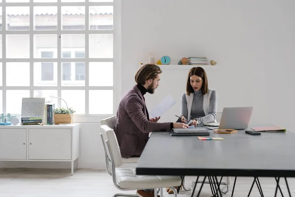 Gente de negocios trabajando juntos — Foto de Stock