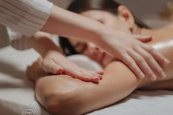 Mulher fazendo massagem no braço — Fotografia de Stock