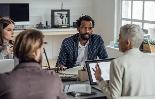 Multi-etnische groep ondernemers op een vergadering — Stockfoto