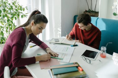 Ödev Kütüphanesi'nde öğrenciler