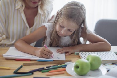 Bir çocuk öğrenme yazma için