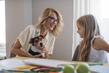 Anne ve çocuk onların köpek sarılma