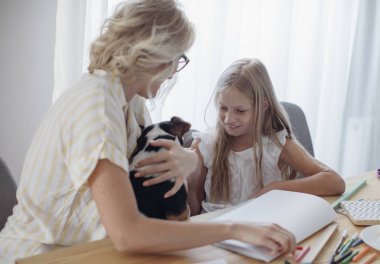 Anne ve çocuk onların köpek sarılma