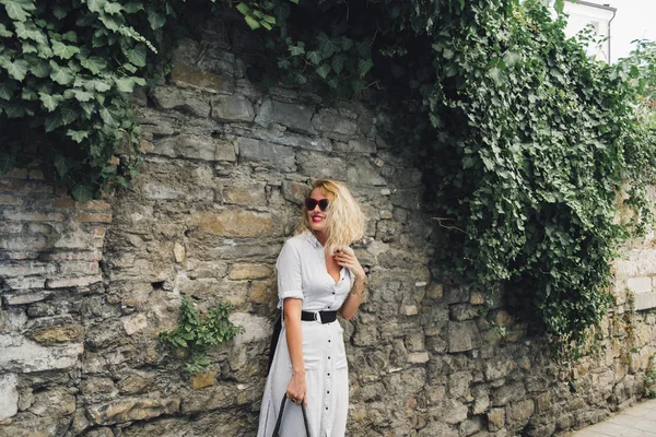 Mulher elegante desfrutando de férias de verão — Fotografia de Stock