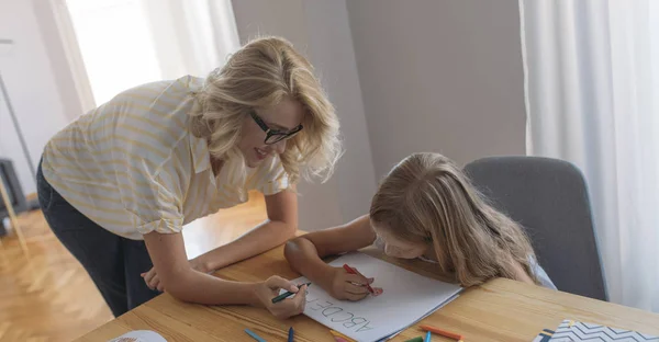 Дівчина робить домашнє завдання для школи — стокове фото