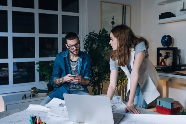 Uomini d'affari che lavorano insieme — Foto Stock