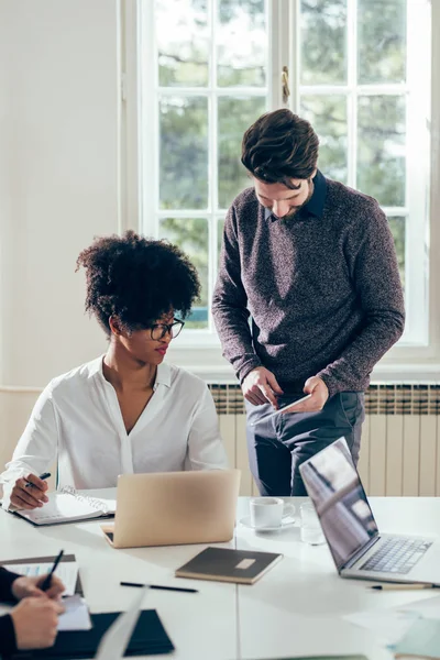 Mensen uit het bedrijfsleven werken — Stockfoto