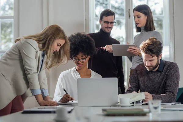 Gente de negocios trabajando — Foto de Stock