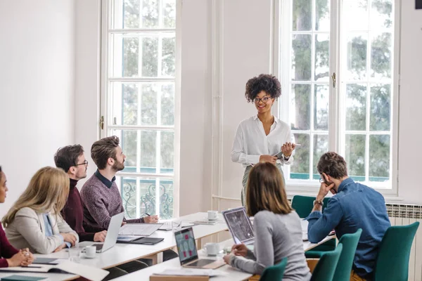 Affärskvinna en presentation — Stockfoto