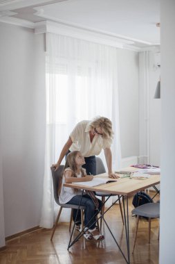 İlkokul Öğrencisi Ev Ödevi Yapıyor