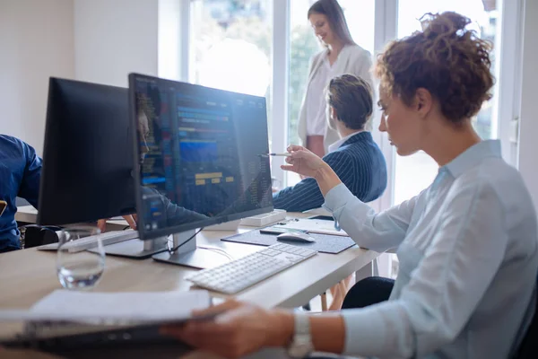 Imprenditori che lavorano in un ufficio — Foto Stock