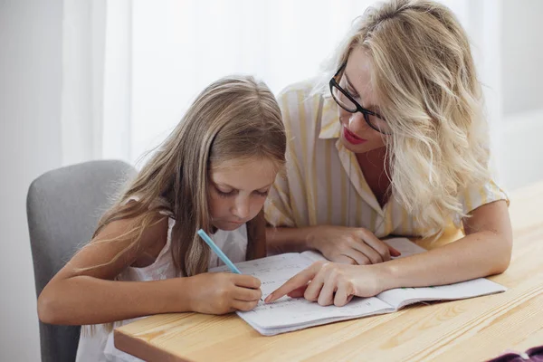 Schoolmeisje schrijven — Stockfoto