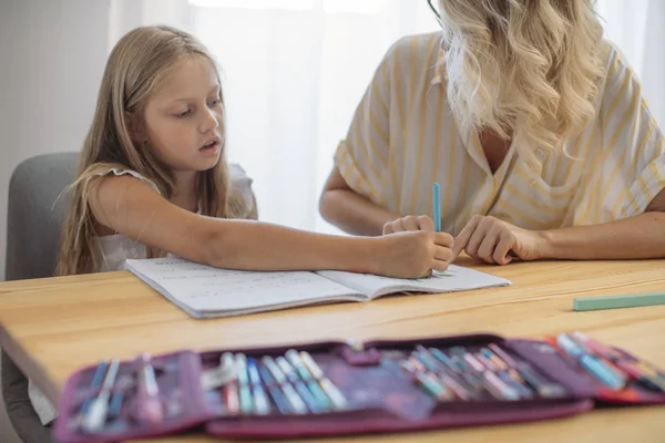 Schulmädchen lernt zu Hause — Stockfoto