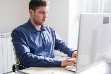 bir büroda çalışan iş adamı