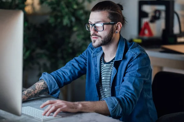 Empresário trabalhando em um computador — Fotografia de Stock