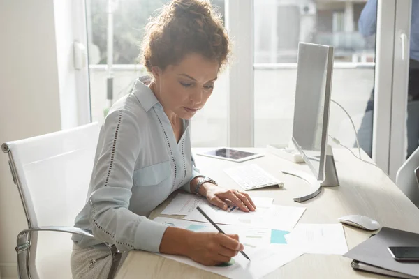 Businesswoman Working in an Office — Stock Photo, Image