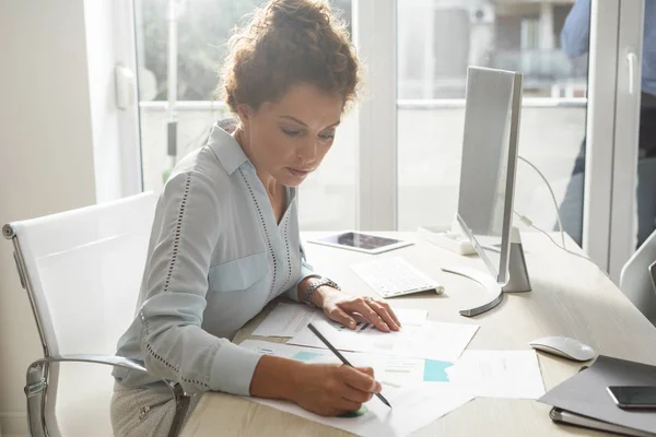 Empresária trabalhando em um escritório — Fotografia de Stock