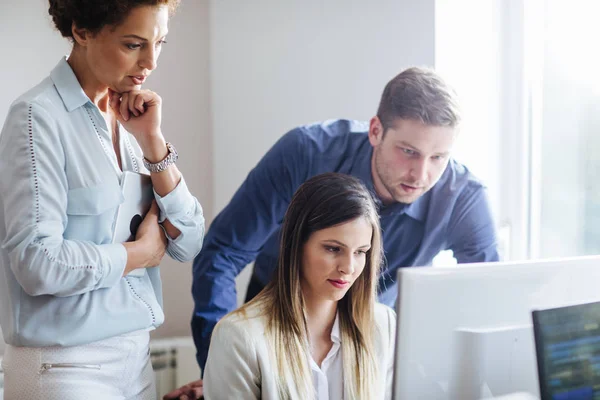 Imprenditori che lavorano in un ufficio — Foto Stock