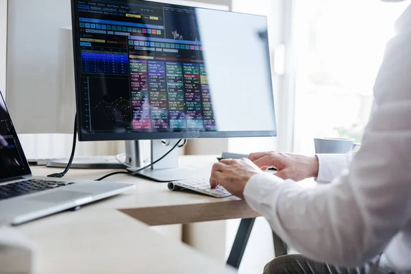Üzletasszony egy asztali számítógépen dolgozik — Stock Fotó