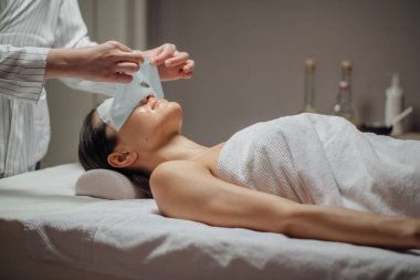 Bir yüz maskesi koyarak Cosmeotologist