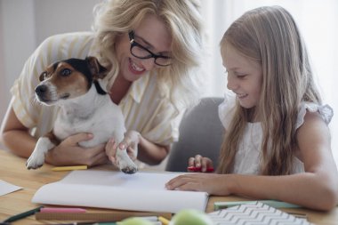 Anne ve çocuk oyun ile onların evde beslenen hayvan