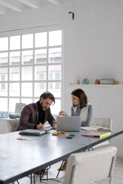 İş adamları birlikte çalışıyor.