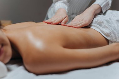 Sırt masajından hoşlanan kadın