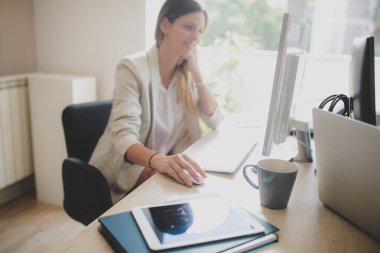 Masaüstü bilgisayarlarda çalışan iş kadını