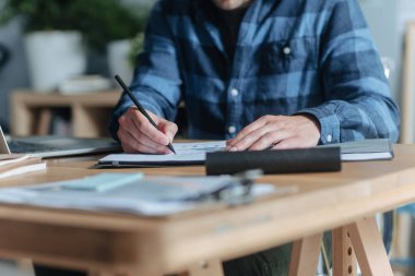 Modern iş adamı yazma ofisinde